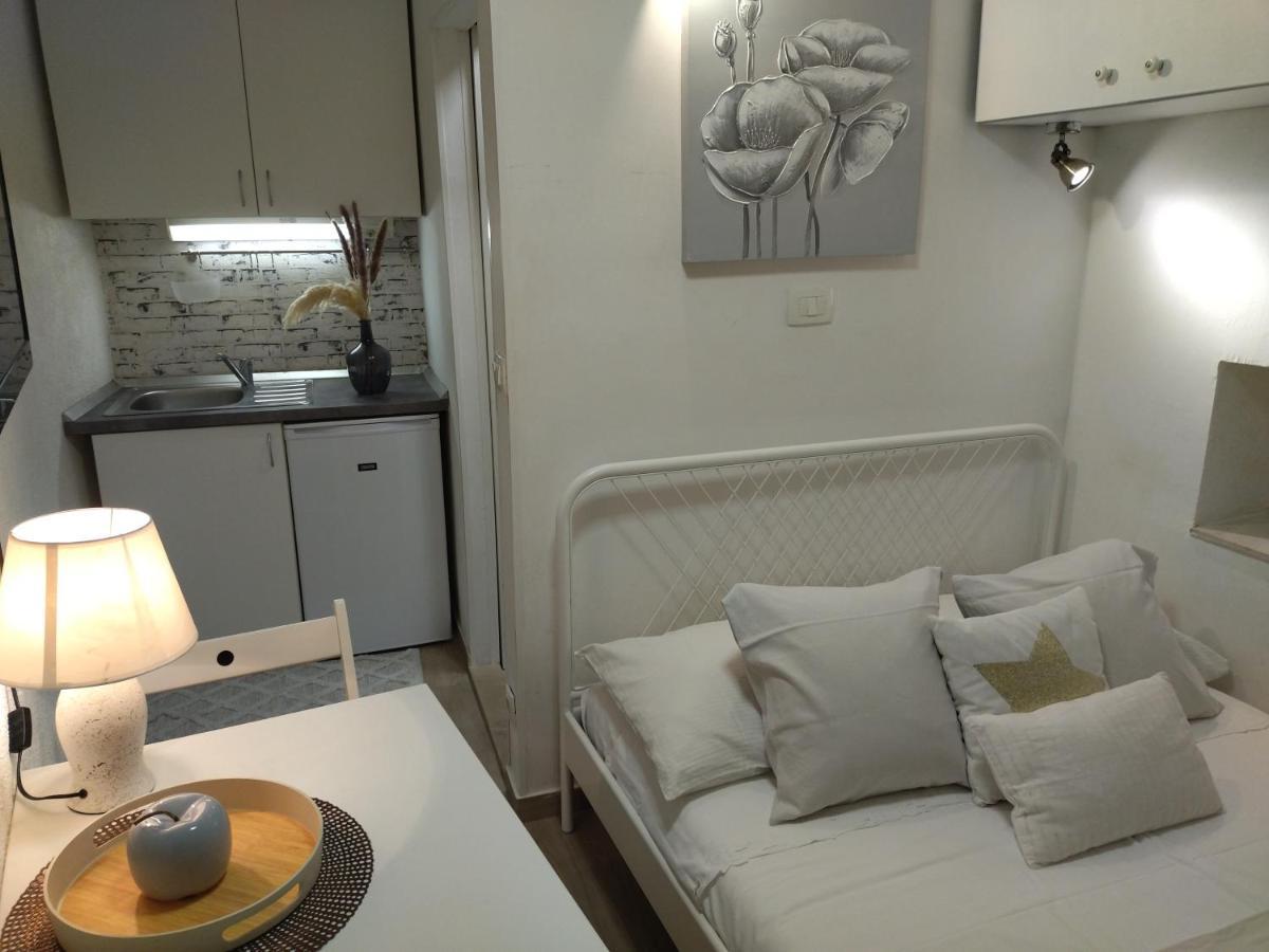 Tiny Studio In City Center Stone House Split Exterior foto