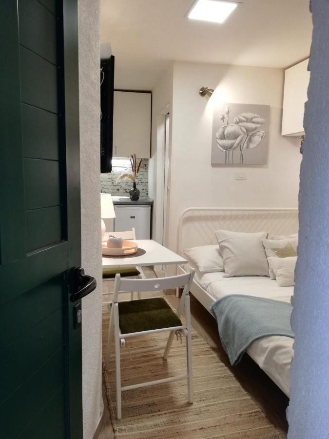 Tiny Studio In City Center Stone House Split Exterior foto