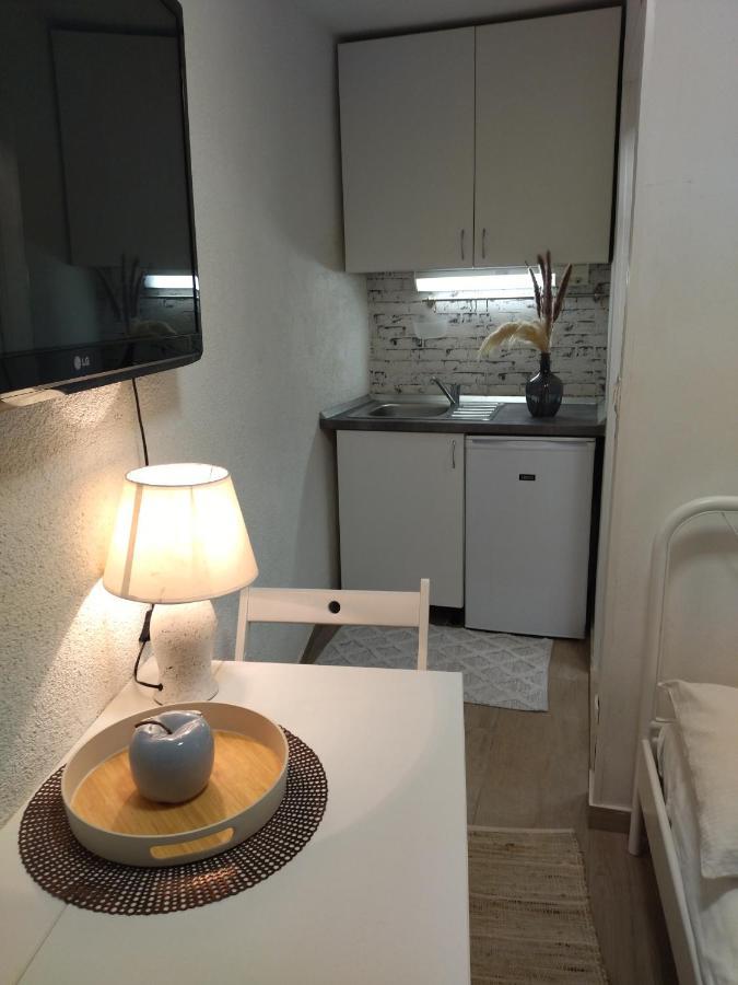 Tiny Studio In City Center Stone House Split Exterior foto