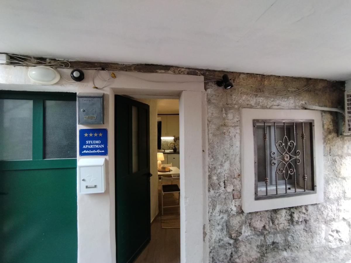 Tiny Studio In City Center Stone House Split Exterior foto