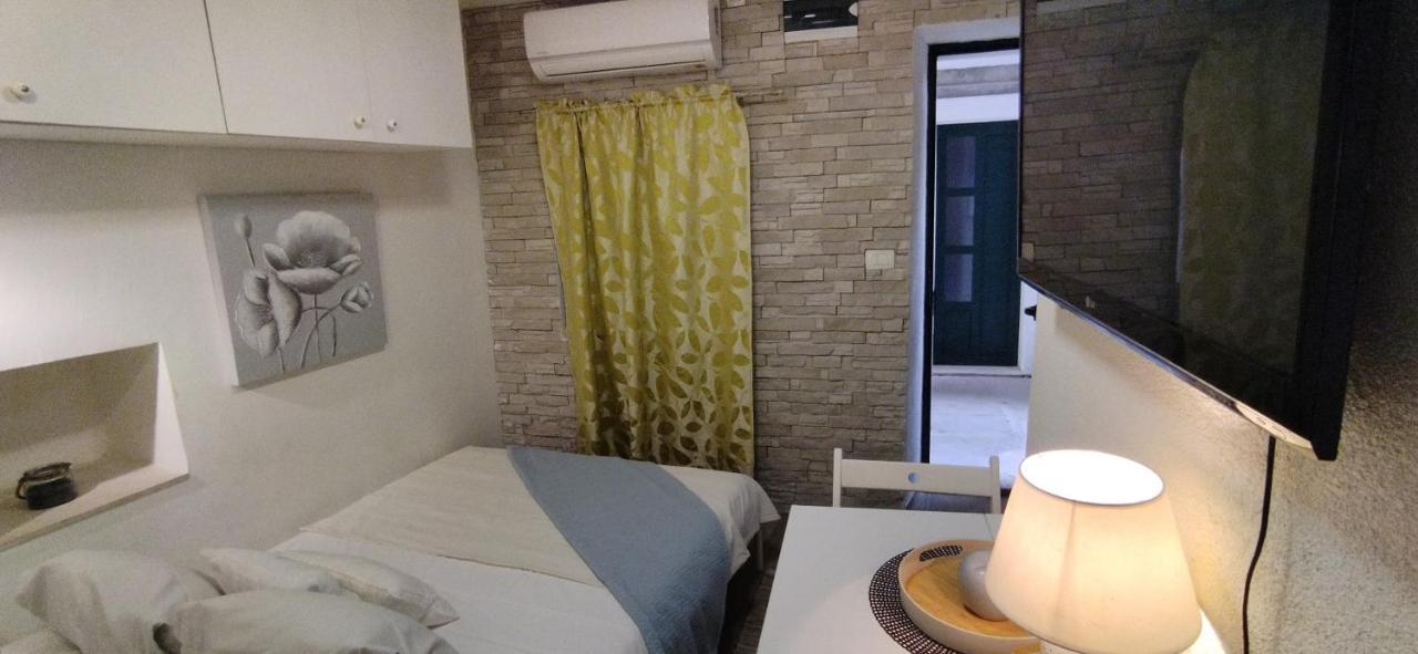 Tiny Studio In City Center Stone House Split Exterior foto